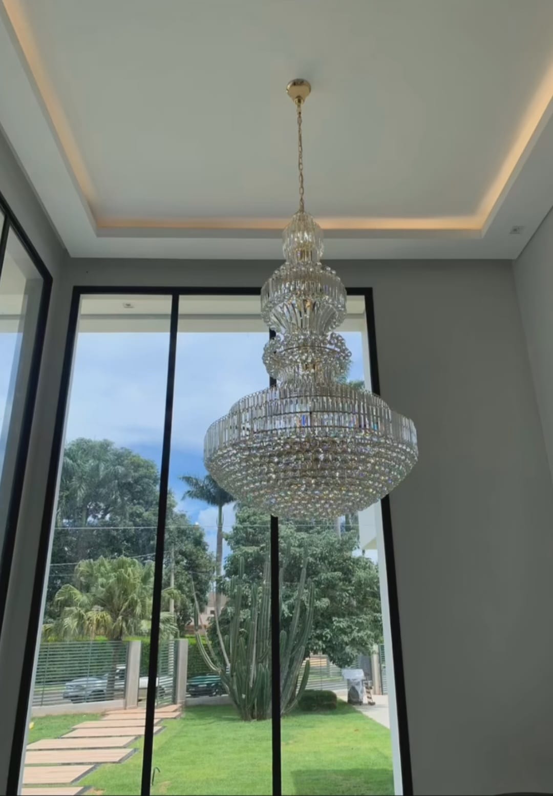 Lustre de cristal clássico grande para pé direito duplo e hall de entrada. Lustres Gênesis loja online de Lustres e Iluminação Decorativa